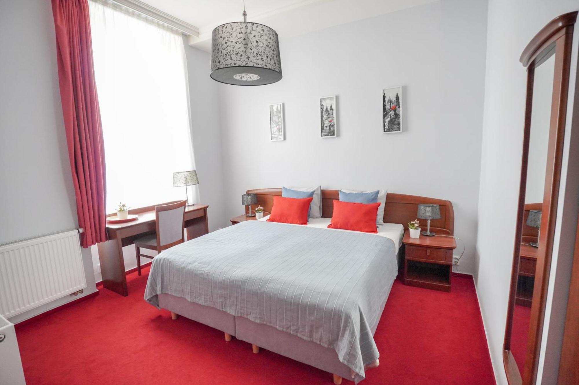 Elegant & Stylish Center Apartments! Прага Екстериор снимка